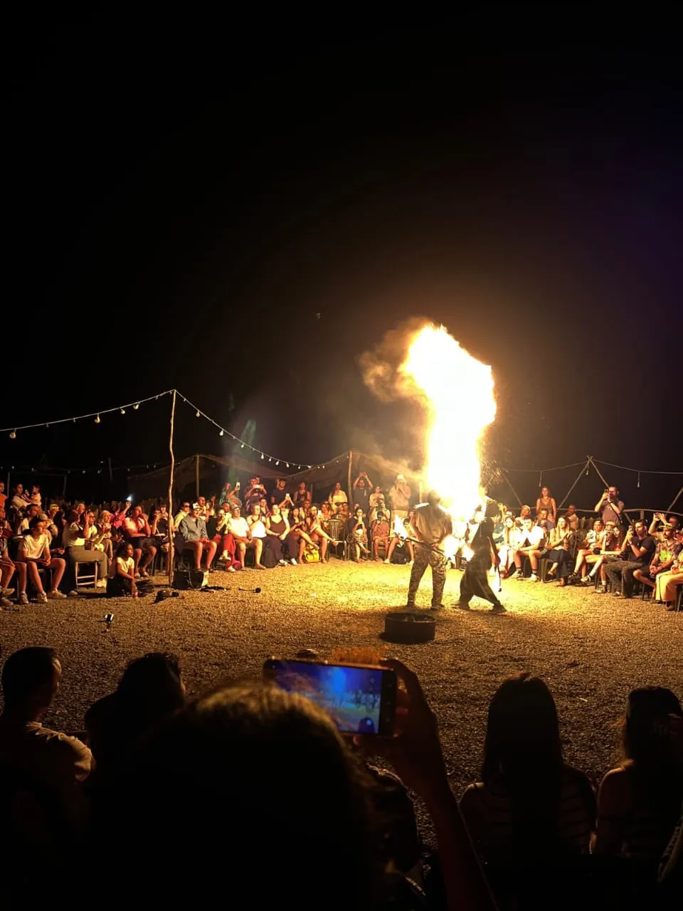 Spectacle de feu pendant la soirée au camp d'Agafay