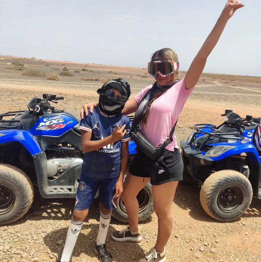 Deux riders souriants posant avec leurs quads sur les pistes de Marrakech